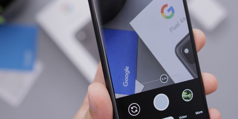 Smartphone mit geöffneter Kamera-Anwendung